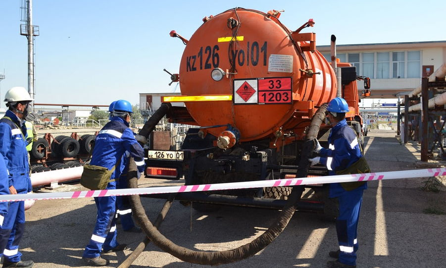 В казахстанском порту Актау отработали действия на случай разлива нефти