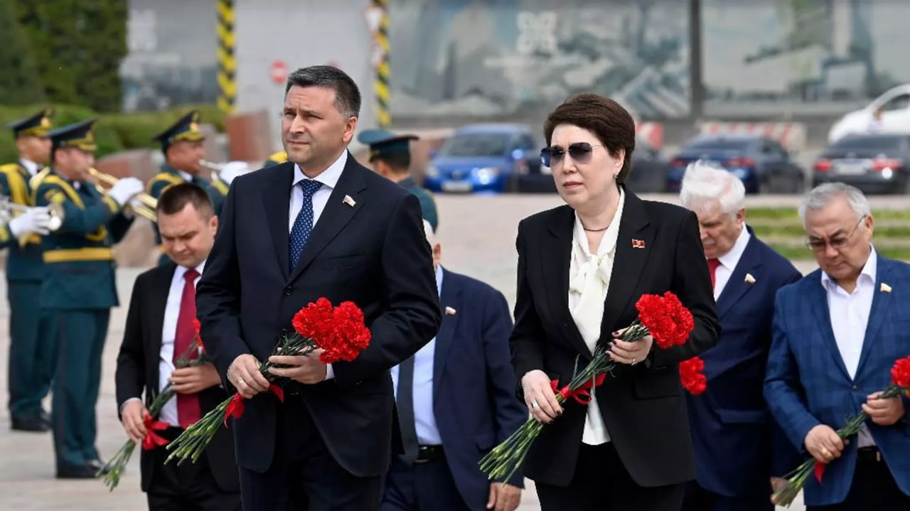 Российские парламентарии возложили венок к Вечному огню в Бишкеке