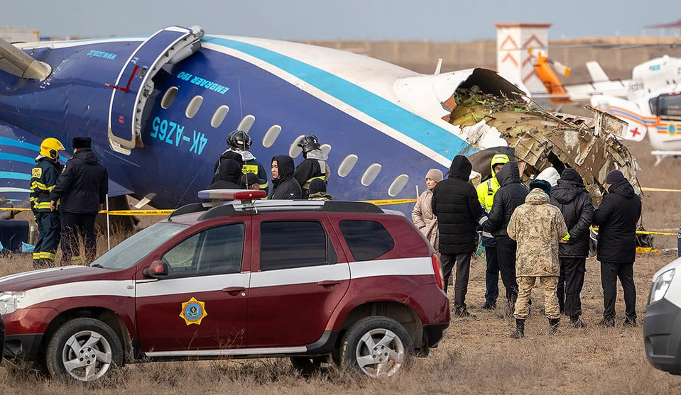 Расшифровка переговоров экипажа AZAL: отказ от посадки в России и выдуманные причины крушения