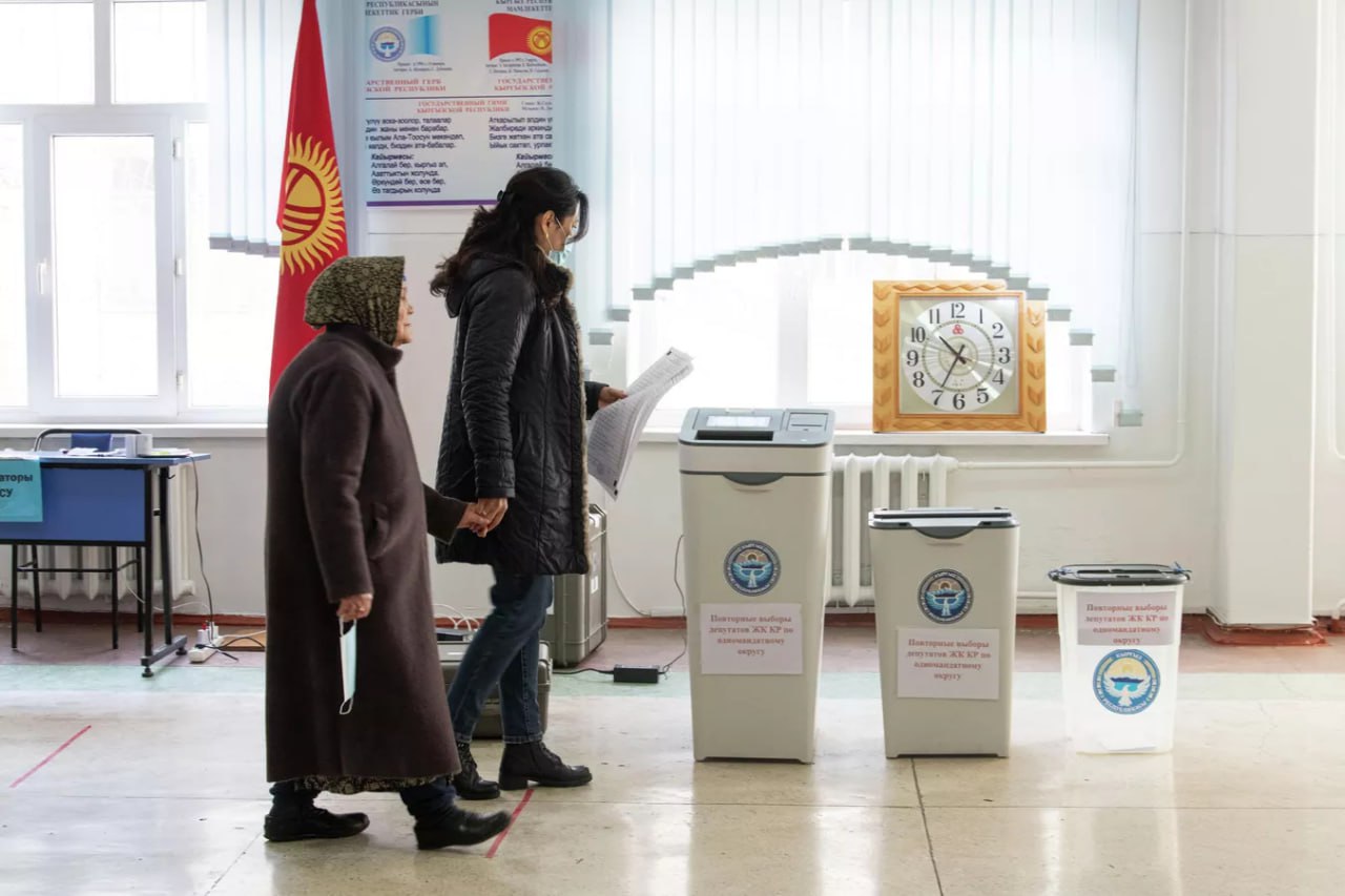 Штрафы и запрет на госслужбу: в Кыргызстане хотят наказывать за неявку на выборы