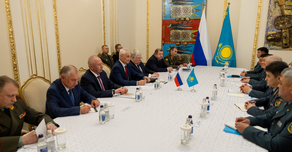В Астане прошла встреча министров обороны Казахстана и России 