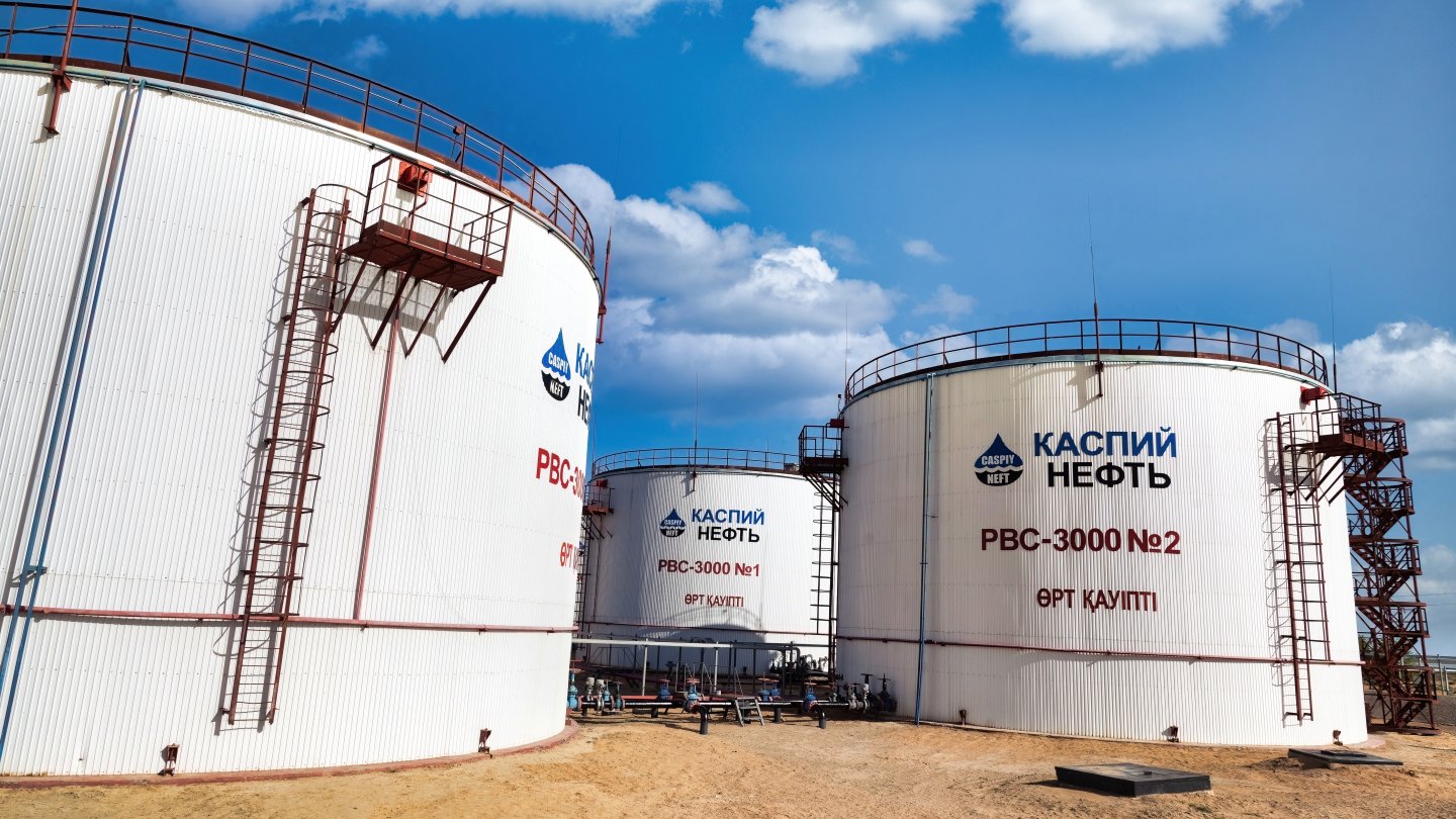 В «КазМунайГазе» ответили на критику сделки с «Лукойлом» по продаже доли в месторождениях нефти на Каспии