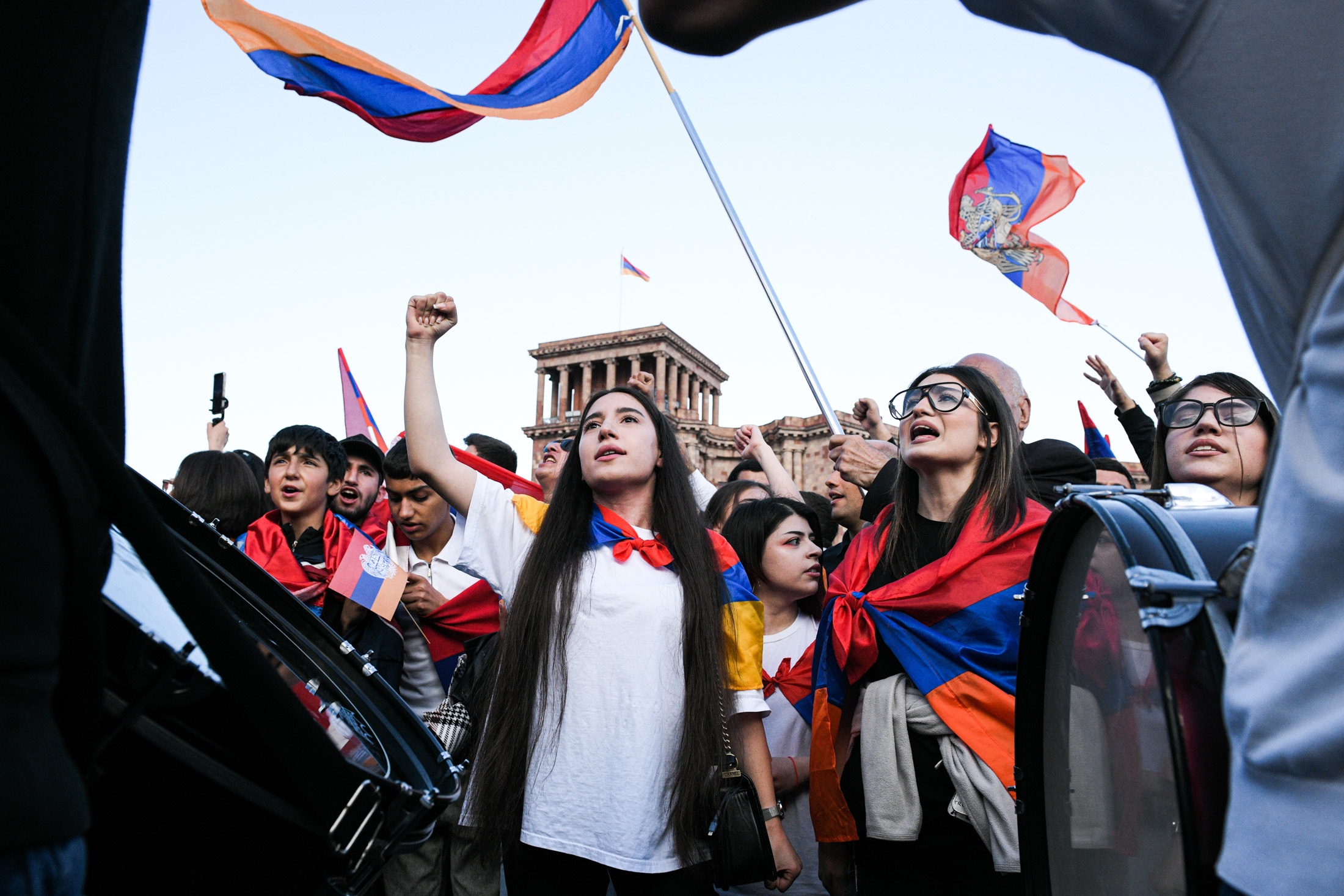 В Армении противники действующего премьера заблокировали его резиденцию