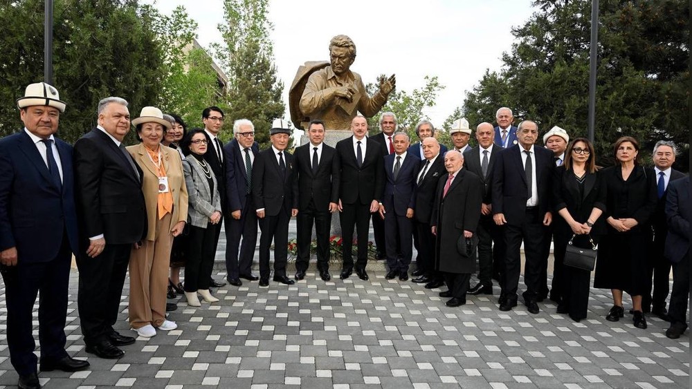 Лидеры Кыргызстана и Азербайджана открыли памятник Айтматову в Баку