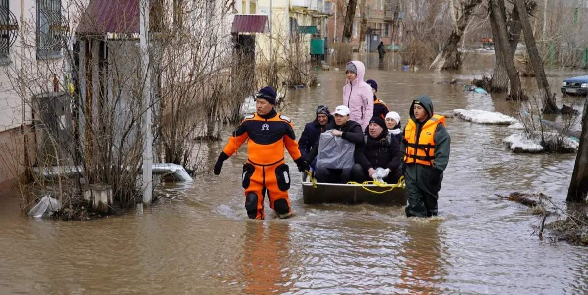 Кыргызстан отправит гуманитарный груз в страдающий от паводков Казахстан
