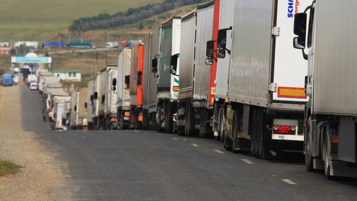 В Казахстане пытаются «разрулить» пробки дальнобойщиков на границе