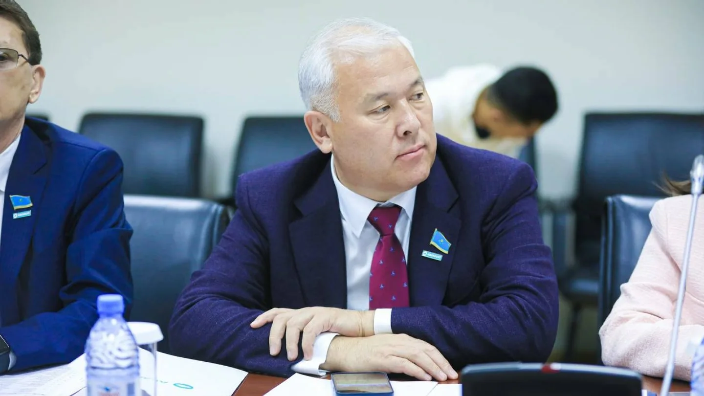 Переписку в мессенджерах хотят приравнять к договору в Казахстане