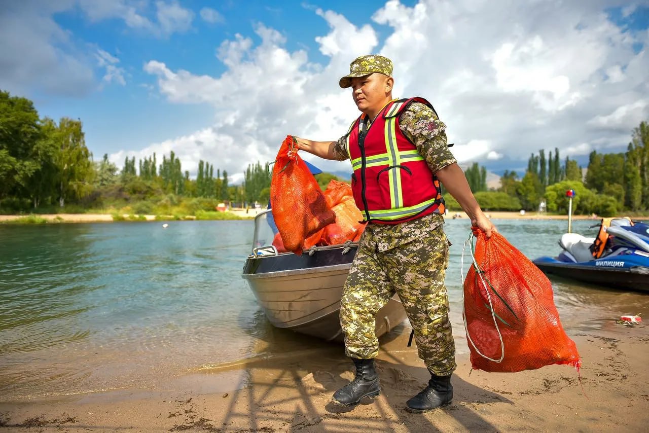 Более 43 тысяч тонн мусора и сотни километров сетей: Иссык-Куль очищают по поручению президента