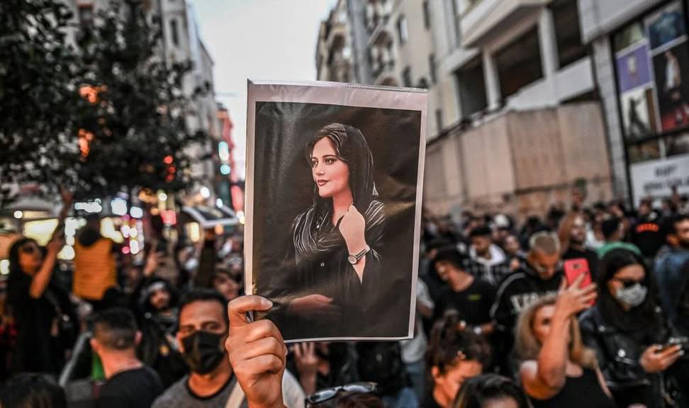 Иранские женщины сбрасывают хиджабы