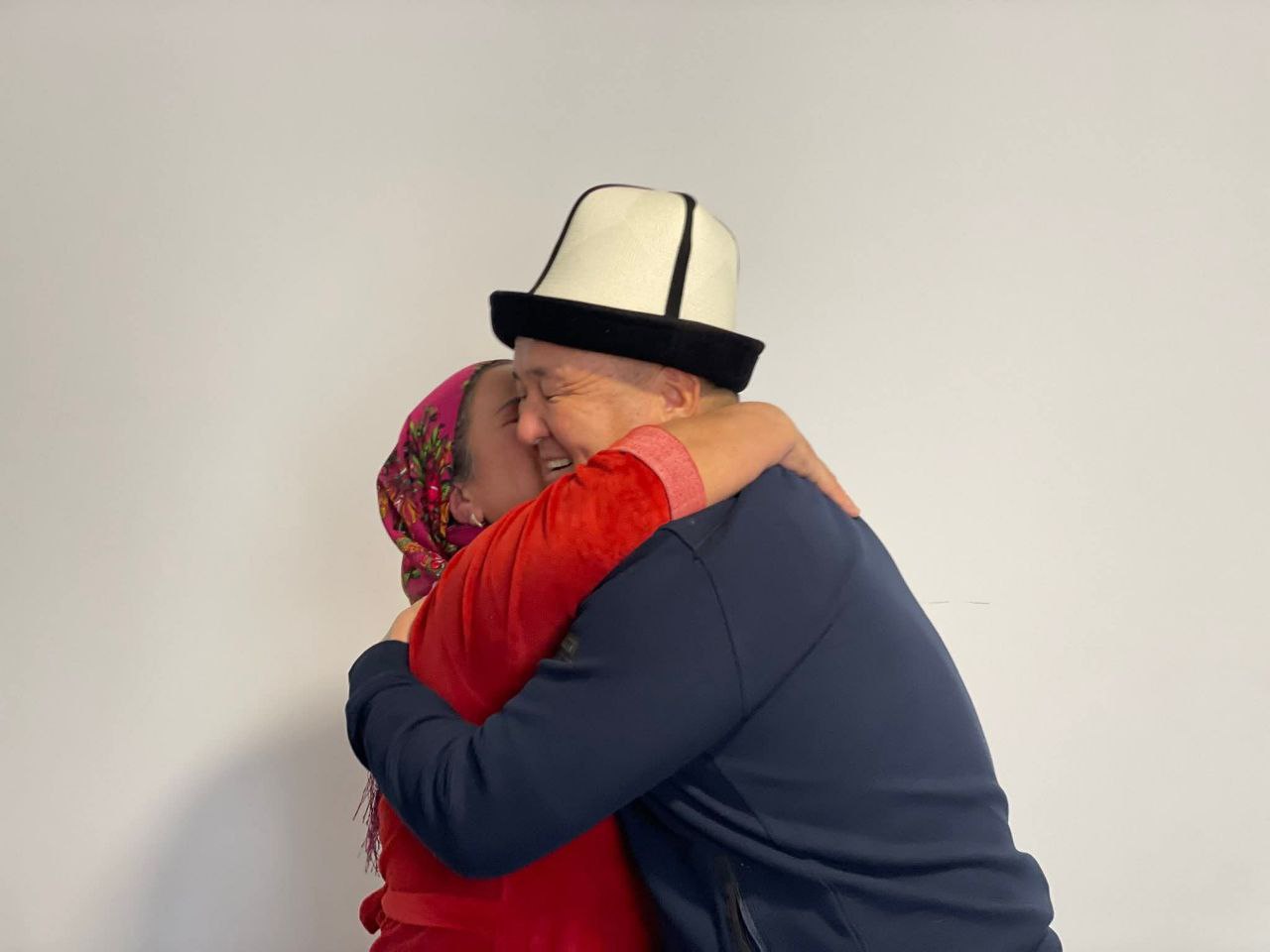 Многодетные матери получили новогодние подарки: квартиры и дома в Кыргызстане