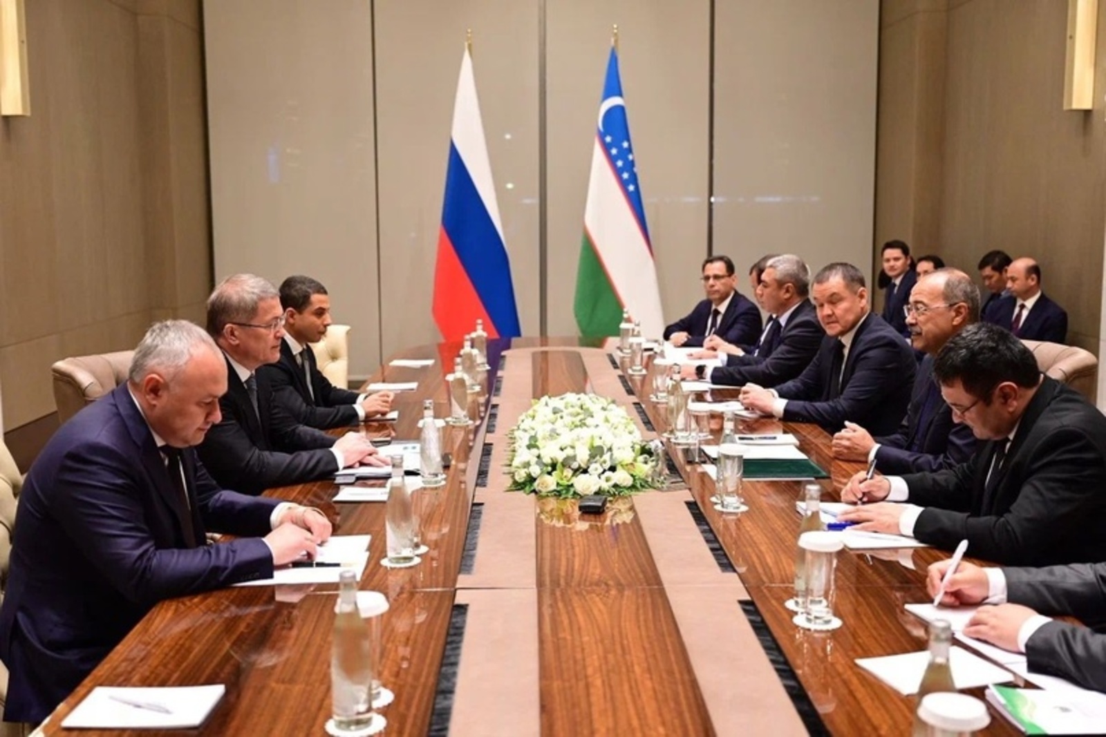 Премьер-министр Узбекистана встретился с главами пяти регионов России